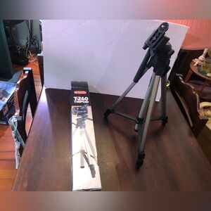 Optex T-260 Tripod. Comes in Box.